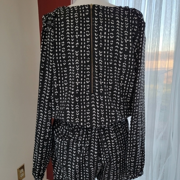 EUC Collective Concepts Black White Long Sleeve Vneck Shorts Romper Size M - Picture 3 of 10